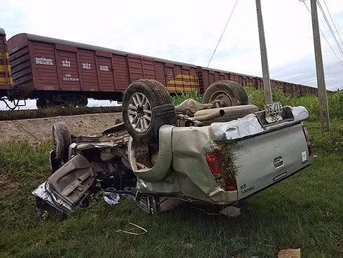  Hiện trường vụ tàu hàng đâm xe bán tải làm 1 người chết, 1 người bị thương ở Quảng Ngãi.