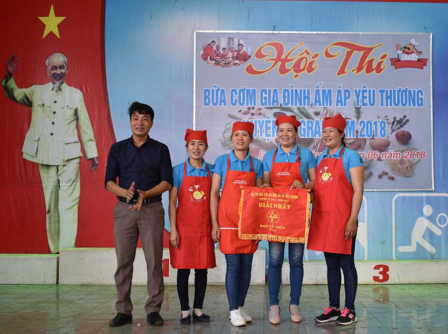 Trao giải cho đội thi đạt giải. Ảnh: Phan Thương  Trao giải cho đội thi đạt giải. Ảnh: Phan Thương