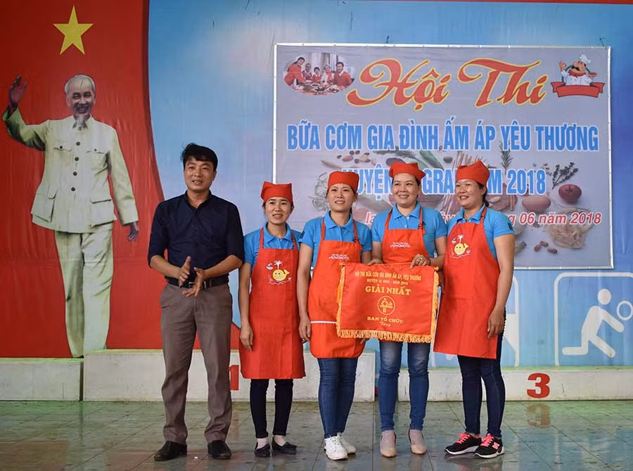  Trao giải cho đội thi đạt giải. Ảnh: Phan Thương