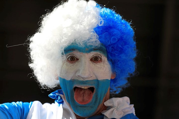  Cổ động viên cùng bộ tóc giả và khuôn mặt tô vẽ theo màu lá cờ Argentina. 