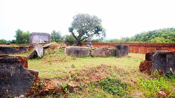  Cảnh hoang phế trong khuôn viên Thành Hoàng Đế