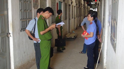  Ảnh minh họa cơ quan chức năng đang tiến hành điều tra tại hiện trường. (Ảnh: Thanh niên) 