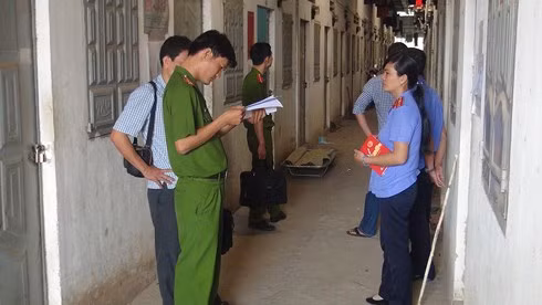  Ảnh minh họa cơ quan chức năng đang tiến hành điều tra tại hiện trường. (Ảnh: Thanh niên) 