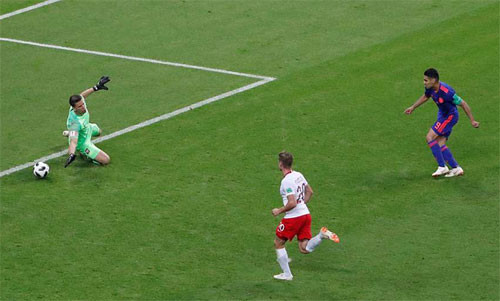 Cú vẩy bóng kỹ thuật của Falcao (áo xanh) khiến thủ môn Ba Lan không thể cản phá. Ảnh: Reuters Cú vẩy bóng kỹ thuật của Falcao (áo xanh) khiến thủ môn Ba Lan không thể cản phá. Ảnh: Reuters