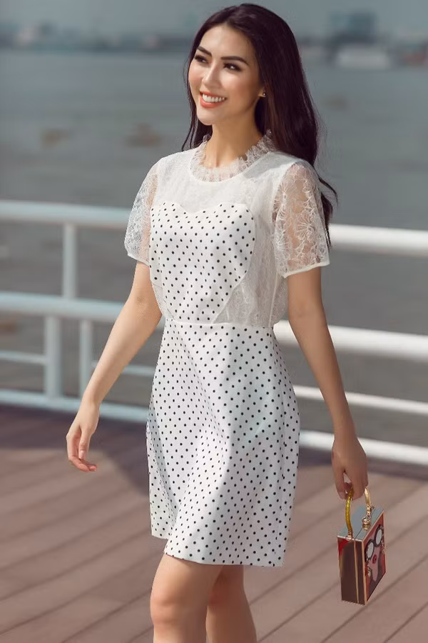 Trong loạt ảnh thời trang vừa thực hiện, Tường Linh mang tới nhiều gợi ý về cách phối váy áo họa tiết phong cách cổ điển.