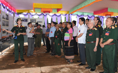 Các đại biểu tham quan khu vực trưng bày hiện vật của trận chiến Chư Nghé. Ảnh: N.S Các đại biểu tham quan khu vực trưng bày hiện vật của trận chiến Chư Nghé. Ảnh: N.S