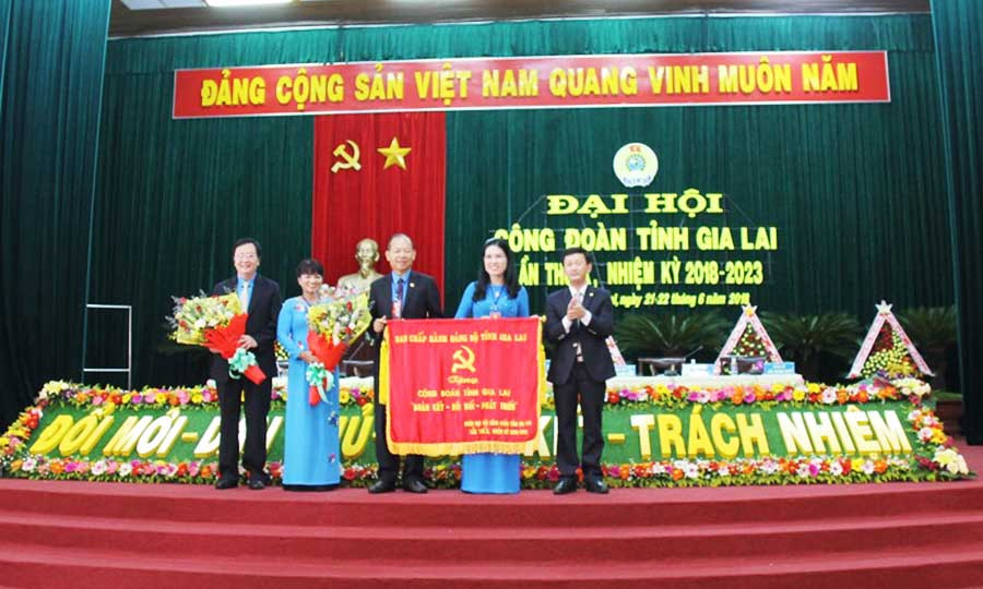 Ban Chấp hành Đảng bộ tỉnh Gia Lai trao tặng bức trướng. Ảnh: Đ.Y