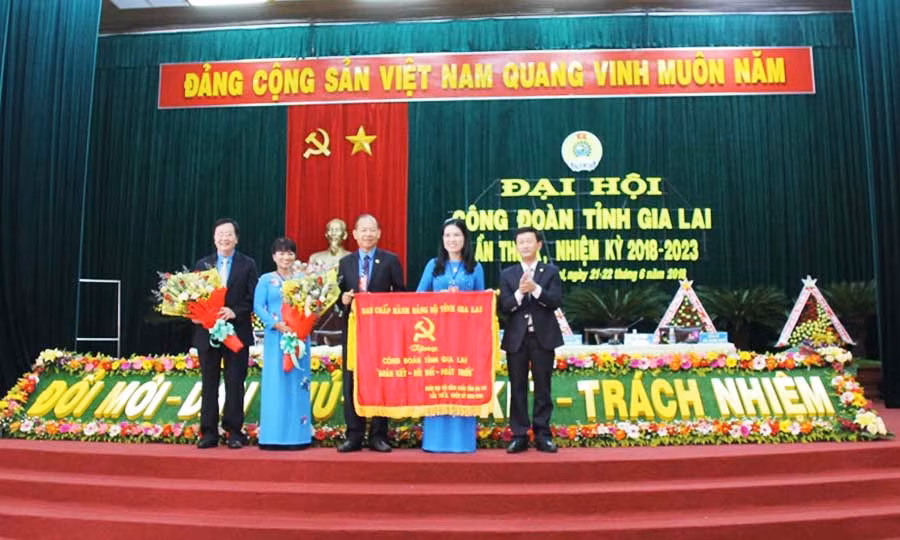 Ban Chấp hành Đảng bộ tỉnh Gia Lai trao tặng bức trướng. Ảnh: Đ.Y