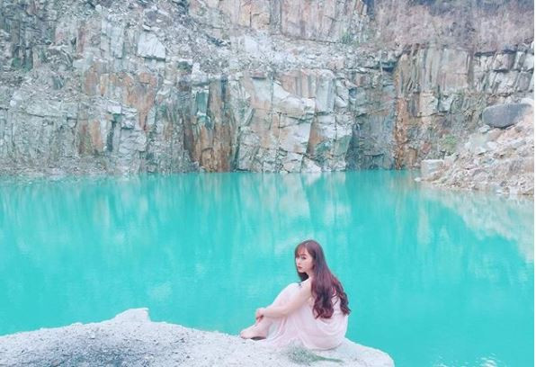 Theo nhiều người dân địa phương, hồ nước trước đây là mỏ đá hoa cương bị bỏ hoang. Sau thời gian không khai thác, mưa và các mạch nước ngầm đọng lại tạo nên hồ nước có màu xanh ngọc bích đẹp mắt.