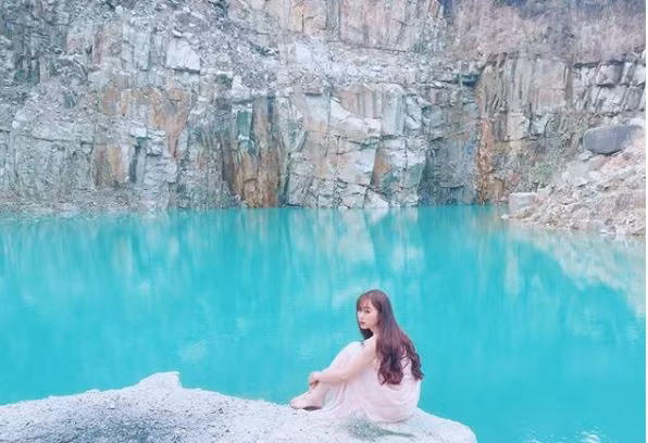 Theo nhiều người dân địa phương, hồ nước trước đây là mỏ đá hoa cương bị bỏ hoang. Sau thời gian không khai thác, mưa và các mạch nước ngầm đọng lại tạo nên hồ nước có màu xanh ngọc bích đẹp mắt.