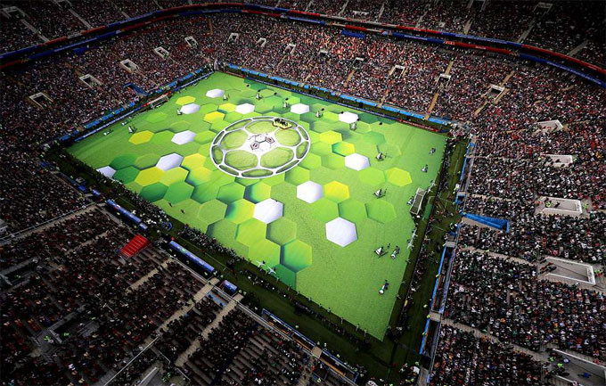 Lần đầu tiên nước Nga tổ chức sự kiện lớn World Cup. Không khí trên các khán đài sân Luzhniki khá sôi động trong suốt buổi khai mạc và trận đấu giữa chủ nhà Nga với Ảrập Xêút.