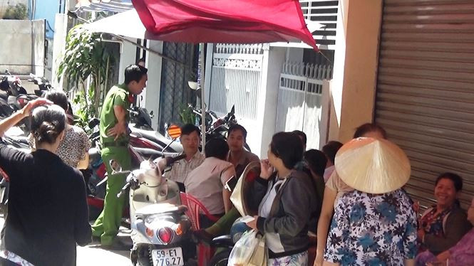 Người dân trong khu vực chưa hết bàng hàng khi án mạng xảy ra sát nhà mình.  Người dân trong khu vực chưa hết bàng hàng khi án mạng xảy ra sát nhà mình.