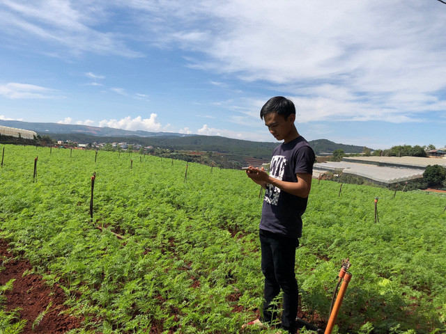 Chỉ cần 1 chiếc điện thoại di động, dù ở bất cứ đâu là có thể điều khiển hệ thống thiết bị tự động tưới nước cho toàn bộ khu vườn  Chỉ cần 1 chiếc điện thoại di động, dù ở bất cứ đâu là có thể điều khiển hệ thống thiết bị tự động tưới nước cho toàn bộ khu vườn