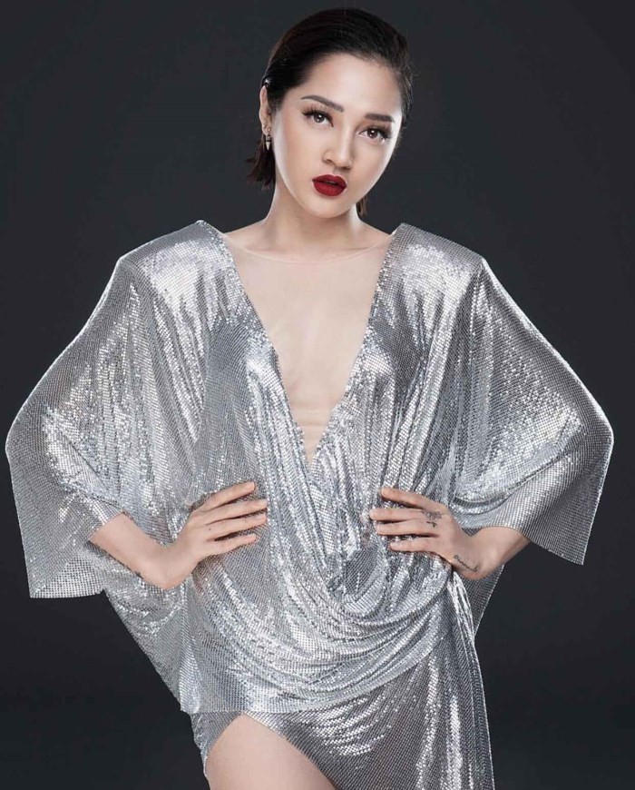 Kiểu tóc chải sát, gọn gàng này được khá nhiều mỹ nhân tóc ngắn ưa chuộng khi đứng trên sân khấu.