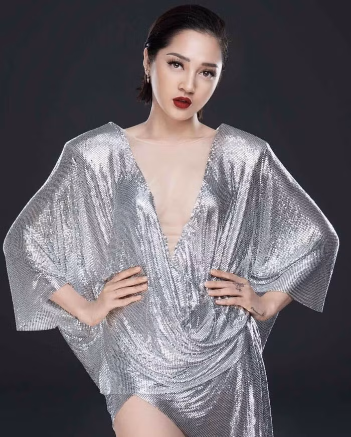 Kiểu tóc chải sát, gọn gàng này được khá nhiều mỹ nhân tóc ngắn ưa chuộng khi đứng trên sân khấu.