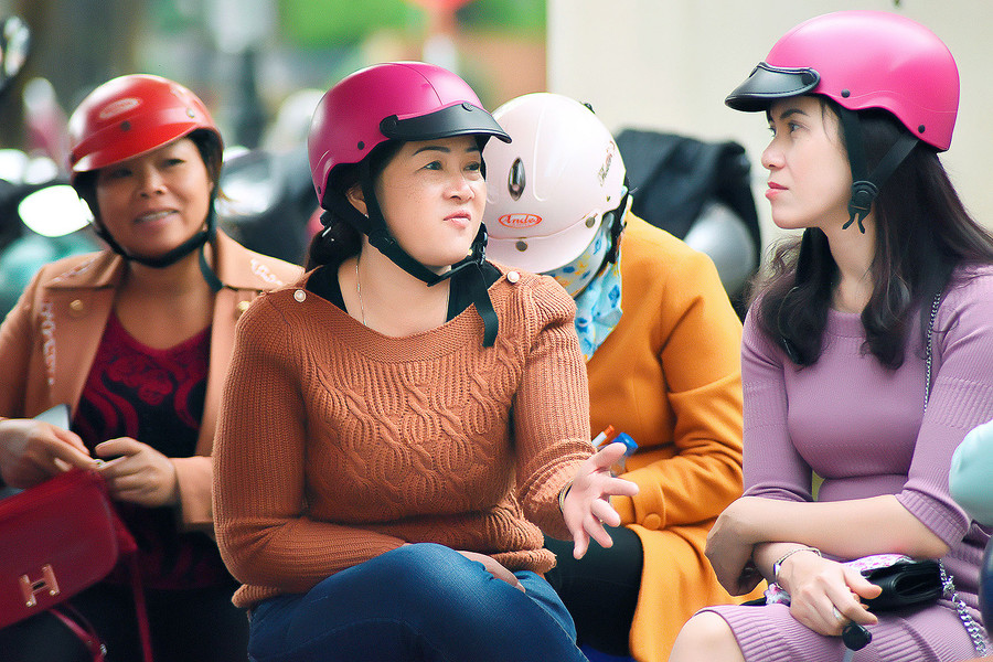 Bên ngoài các vị phụ huynh mong ngóng theo con em mình.