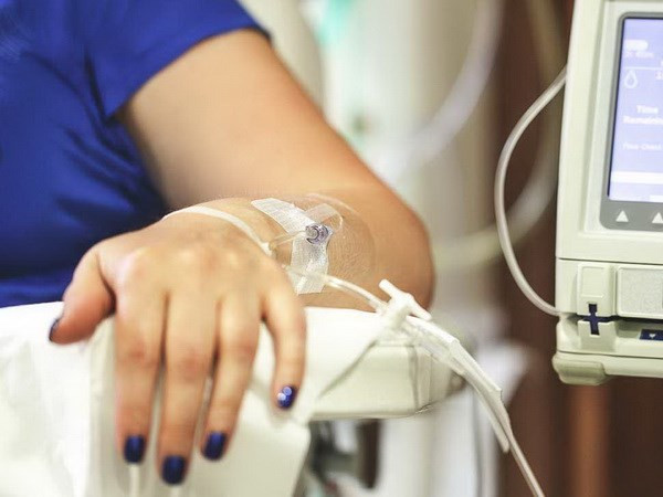 Một bệnh nhân ung thư đang được điều trị. (Nguồn: Healthline) Một bệnh nhân ung thư đang được điều trị. (Nguồn: Healthline)