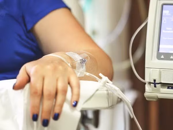 Một bệnh nhân ung thư đang được điều trị. (Nguồn: Healthline)