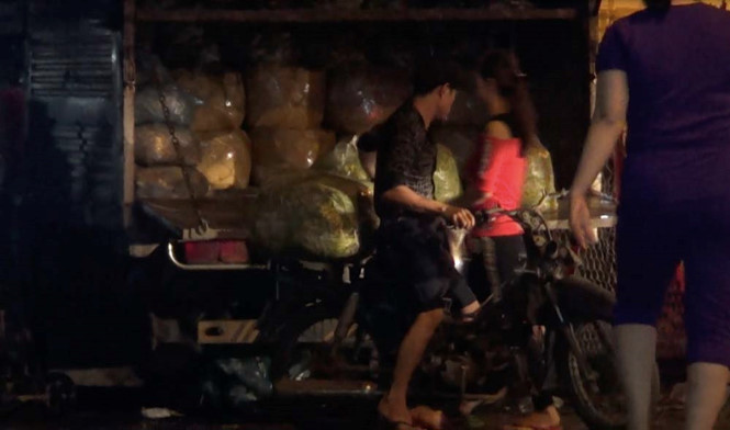  Hàng làm xong theo xe tải đi khắp các địa phương nhưng chính quyền vẫn để tồn tại lâu nay