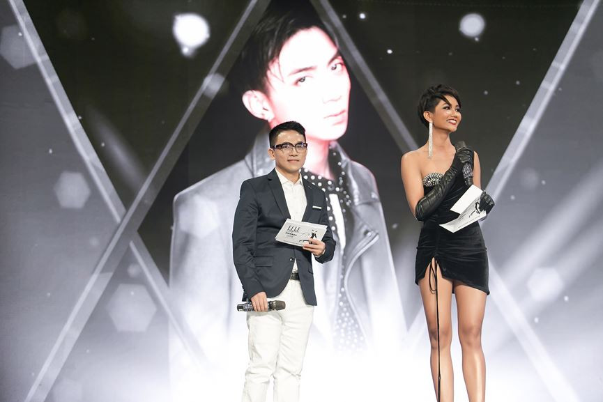 Đây là lần thứ hai người đẹp được giải thưởng về phong cách thời trang, sau “Best Dress Woman in Vietnam International Fashion Week” do tạp chí Harper’s Bazaar Vietnam và ban tổ chức Vietnam International Week trao tặng. Đây là lần thứ hai người đẹp được giải thưởng về phong cách thời trang, sau “Best Dress Woman in Vietnam International Fashion Week” do tạp chí Harper’s Bazaar Vietnam và ban tổ chức Vietnam International Week trao tặng.