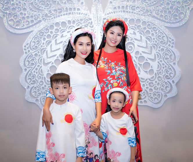 Diễn viên Hà Hương bên hai con và Hoa hậu Ngọc Hân (áo cam)