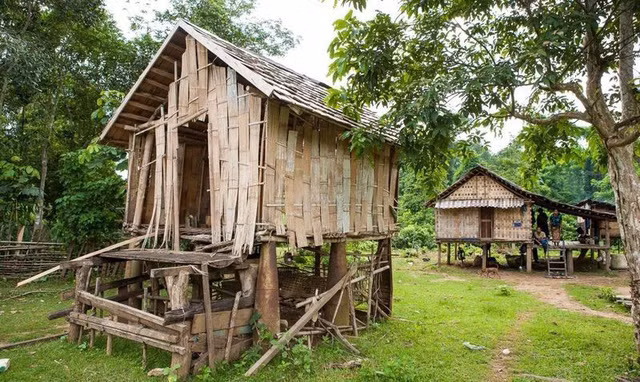 Những trái bom cũ được tận dụng làm cột chống đỡ nhà