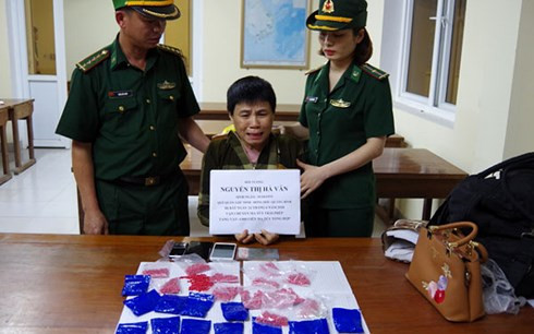  Nghi can Nguyễn Thị Hà Vân ngồi khóc, cùng tang vật.