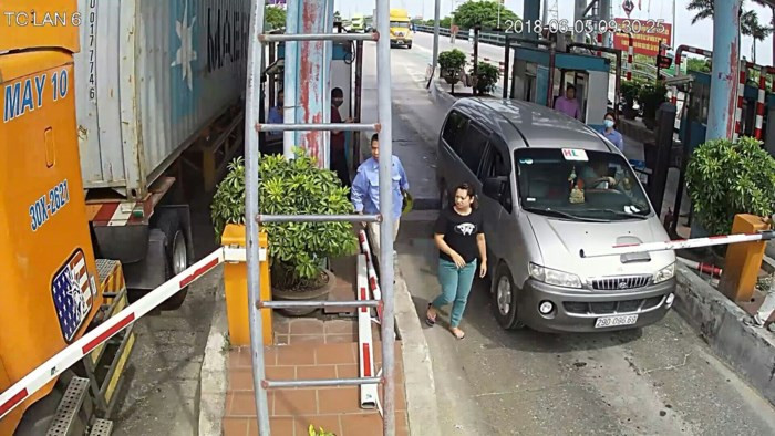 Tài xế đâm gãy barie trạm BOT Tân Đệ. Ảnh cắt từ clip.