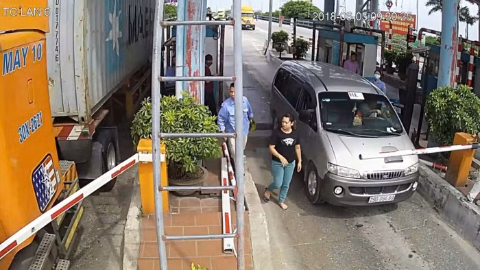 Tài xế đâm gãy barie trạm BOT Tân Đệ. Ảnh cắt từ clip.