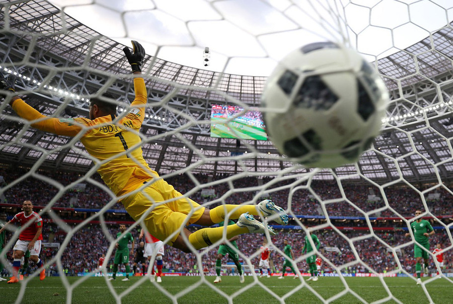 Bàn thắng thứ 5 của đội tuyển Nga vào lưới Saudi Arabia đã chấm dứt hi vọng vớt vát danh dự của đại diện châu Á - Ảnh: REUTERS Bàn thắng thứ 5 của đội tuyển Nga vào lưới Saudi Arabia đã chấm dứt hi vọng vớt vát danh dự của đại diện châu Á - Ảnh: REUTERS