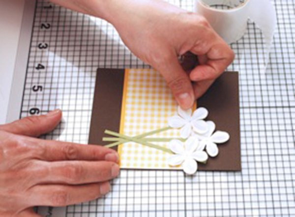 Hãy tự tay làm tấm thiệp nho nhỏ với những lời chúc mừng hay những tin nhắn yêu thương và gửi đến bố mẹ của bạn kèm theo những món quà sẽ khiến hai người vui và xúc động hơn.