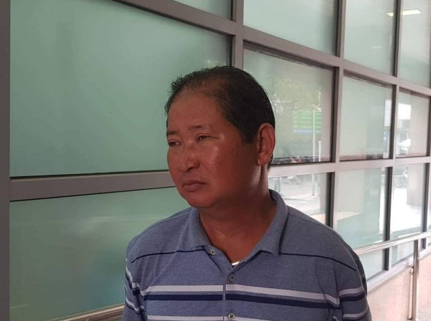 Ông Văn đau buồn sau cái chết của vợ.