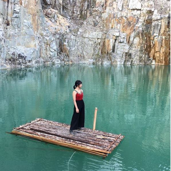 Đường đến Tuyệt tình cốc khá khó đi nhưng bù lại quang cảnh hai bên đường rất đẹp, hoang sơ với những khu rừng thông xanh mướt và lộng gió.