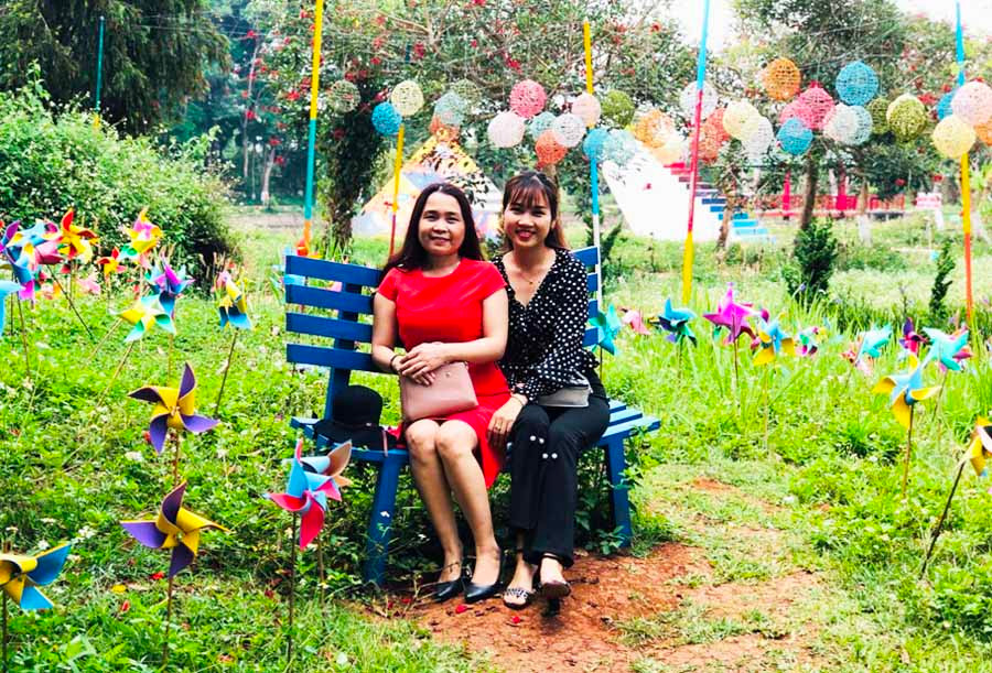 Vườn chong chóng tại Công viên Đồng Xanh (TP. Pleiku) tạo sự thích thú cho khách tham quan. Ảnh: T.B Vườn chong chóng tại Công viên Đồng Xanh (TP. Pleiku) tạo sự thích thú cho khách tham quan. Ảnh: T.B