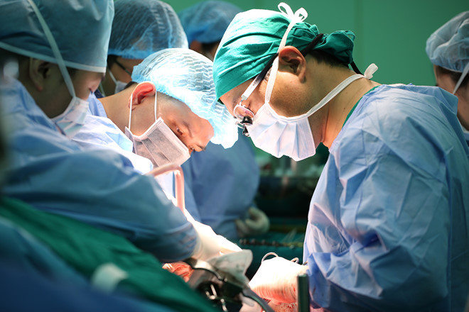  Các bác sĩ phẫu thuật ghép gan cho bệnh nhân