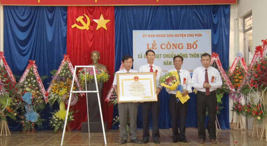 Công nhận xã Ia Le đạt chuẩn nông thôn mới. Ảnh: Lê Trang Công nhận xã Ia Le đạt chuẩn nông thôn mới. Ảnh: Lê Trang