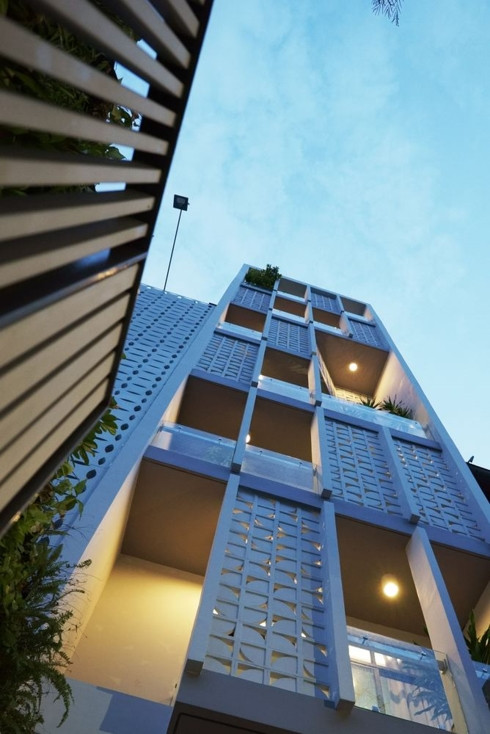 Diện tích đất có chiều dài 4,3m và chiều rộng 26m hẹp về chiều ngang nên chủ nhân đã chọn giải pháp tận dụng theo chiều cao.