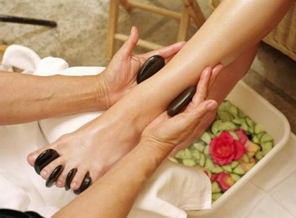 Bạn có thể ngâm chân kết hợp với massage đúng cách để tăng tác dụng