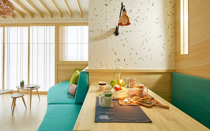 Bàn ăn gấp gọn đặt kế bên và có thể gấp gọn lại vào tường tiết kiệm khoảng trống tối đa.  Bàn ăn gấp gọn đặt kế bên và có thể gấp gọn lại vào tường tiết kiệm khoảng trống tối đa.