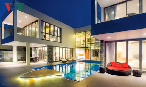 Công trình có phong cách hiện đại với những mảng khối đơn giản, mạch lạc. Mặt bằng hình chữ H với hai khối lớn hai bên và một khối kết nối ở giữa.