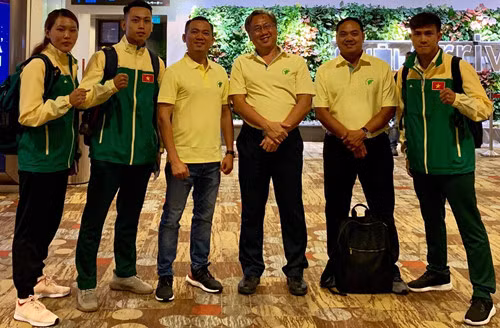 Đoàn Việt Nam sau chiến thắng của Duy Nhất (bìa phải)