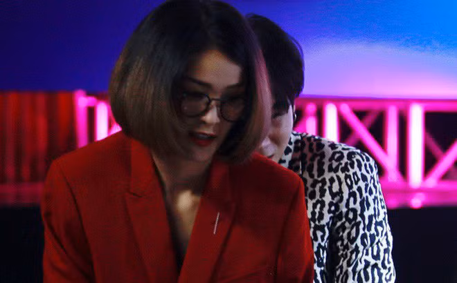 Chỉ mới đây, người ta mới thấy Hạ Vi bị bắt gặp thân mật trò chuyện và đi xem nhạc cùng một người bạn khác giới. Tuy nhiên cô luôn né tránh ống kính phóng viên. Hạ Vi không dự sự kiện thảm đỏ vì không muốn báo giới thấy cô và người bạn đi cùng. Chỉ mới đây, người ta mới thấy Hạ Vi bị bắt gặp thân mật trò chuyện và đi xem nhạc cùng một người bạn khác giới. Tuy nhiên cô luôn né tránh ống kính phóng viên. Hạ Vi không dự sự kiện thảm đỏ vì không muốn báo giới thấy cô và người bạn đi cùng.