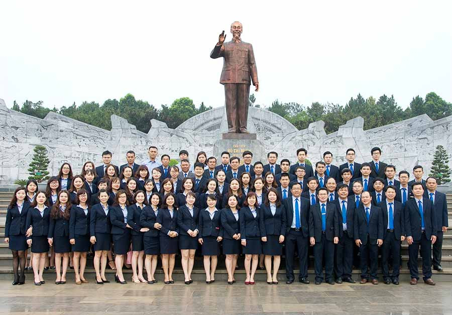  Tập thể cán bộ, nhân viên BIDV Phố Núi. Ảnh: S.C