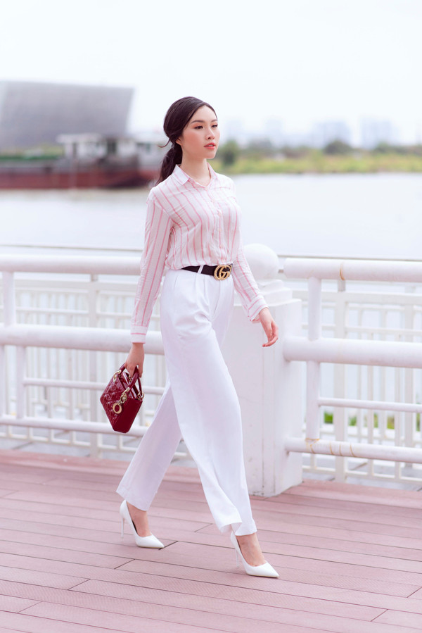 Sơ mi và quần âu sẽ không còn quá cứng nhắc, khô khan khi được thể hiện trên chất liệu nhẹ tênh, mềm mại và tông màu trang nhã. Sơ mi và quần âu sẽ không còn quá cứng nhắc, khô khan khi được thể hiện trên chất liệu nhẹ tênh, mềm mại và tông màu trang nhã.