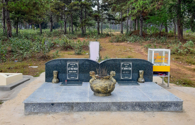 Bên cạnh đó, những câu chuyện tình buồn diễn ra xoay quanh hồ Than Thở cũng khiến cho cái tên “có hồn” hơn. Một câu chuyên có thật kể về Vũ Minh Tâm cùng Lê Thị Thảo yêu nhau tha thiết, thề hẹn ở bờ hồ nhưng không đến được với nhau do gia đình phản đối. Cô gái ra hồ Than Thở tự vẫn vào một chiều tháng 3/1956. Chàng trai mất sau khi nhập ngũ, được bạn bè đưa thi thể về Đà Lạt chôn cạnh mộ của Thảo và làm cho hai người một tấm bia chung. Sau năm 1975, cha mẹ anh Tâm đã bốc mộ anh về quê.  Bên cạnh đó, những câu chuyện tình buồn diễn ra xoay quanh hồ Than Thở cũng khiến cho cái tên “có hồn” hơn. Một câu chuyên có thật kể về Vũ Minh Tâm cùng Lê Thị Thảo yêu nhau tha thiết, thề hẹn ở bờ hồ nhưng không đến được với nhau do gia đình phản đối. Cô gái ra hồ Than Thở tự vẫn vào một chiều tháng 3/1956. Chàng trai mất sau khi nhập ngũ, được bạn bè đưa thi thể về Đà Lạt chôn cạnh mộ của Thảo và làm cho hai người một tấm bia chung. Sau năm 1975, cha mẹ anh Tâm đã bốc mộ anh về quê.