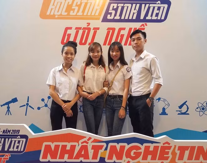 Từ trái qua: Quốc Chí, Kim Yến, Tuyết Hồng và Nguyễn Thị Huyền