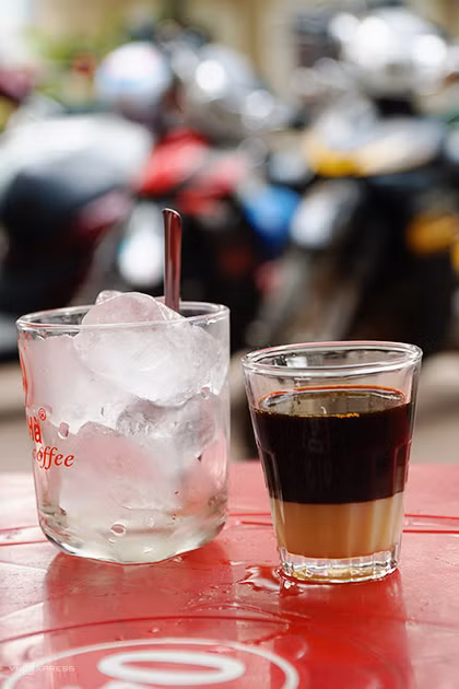 Bạn có thể chọn cà phê sữa nếu như không quen vị đắng. Mỗi ly có giá trung bình 25.000 đồng. Ảnh: Di Vỹ.