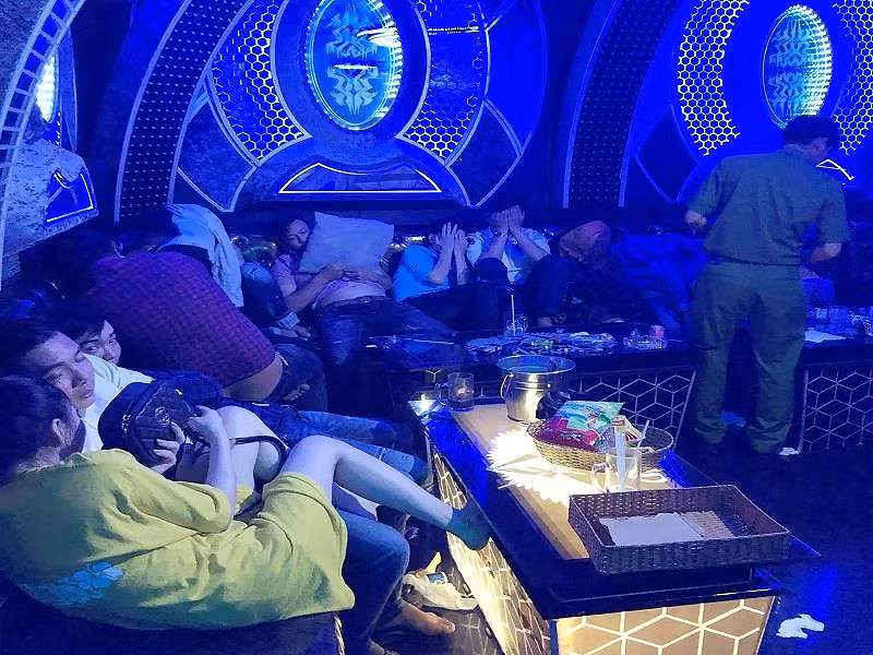 Có đến 96 đối tượng dương tính với ma túy. Ảnh Hoàng Giang