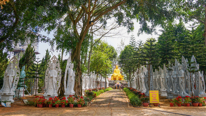  Phía sau chánh điện là khu đất rộng, khoảng 6.000 m2, trồng nhiều loài cây như bằng lăng, trầm gió, sao... Công trình nổi bật là khu vườn Quan âm tịnh thánh với hàng trăm bức tượng Quan âm bồ tát được tôn trí trong vườn.