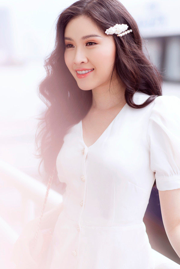 Cách kết hợp mốt kẹp mái cổ điển, váy vintage điệu đà luôn tạo nên sự hài hòa về phong cách dạo phố cho phái đẹp. Cách kết hợp mốt kẹp mái cổ điển, váy vintage điệu đà luôn tạo nên sự hài hòa về phong cách dạo phố cho phái đẹp.